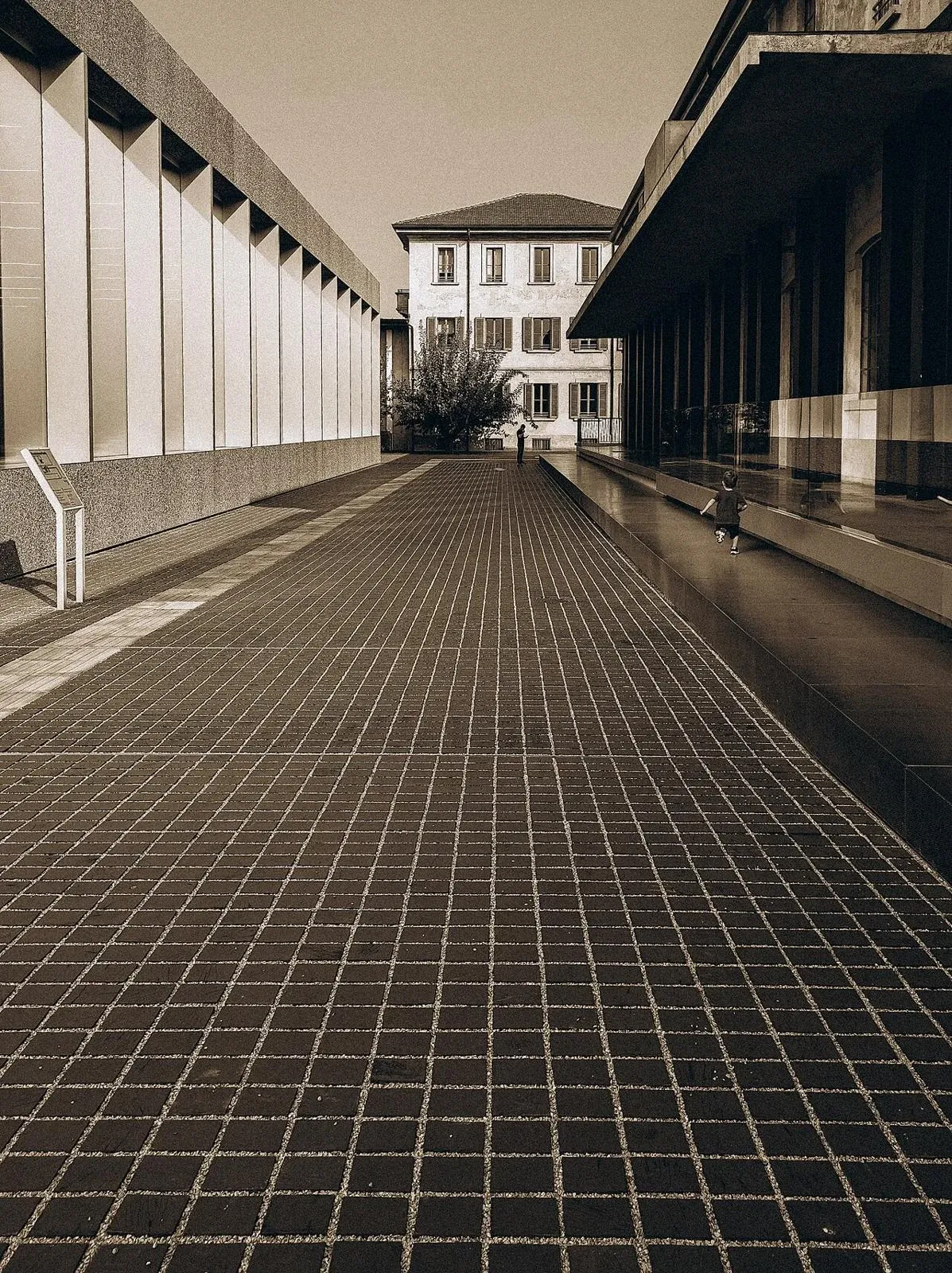 Fondazione Prada وBar Luce: جانب آخر من ميلانو.